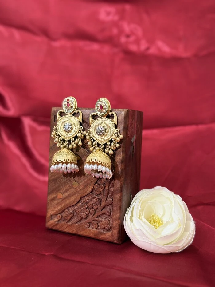 Siyarva Swarn Noor Gold-Toned Kundan Earrings